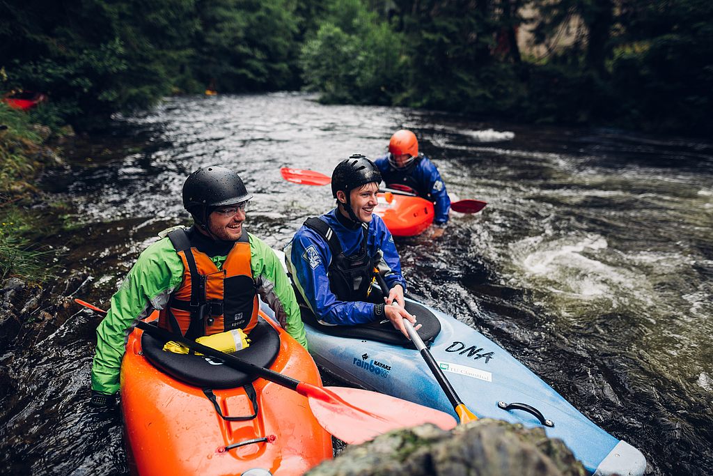 Wildwasserkajak in der Natur